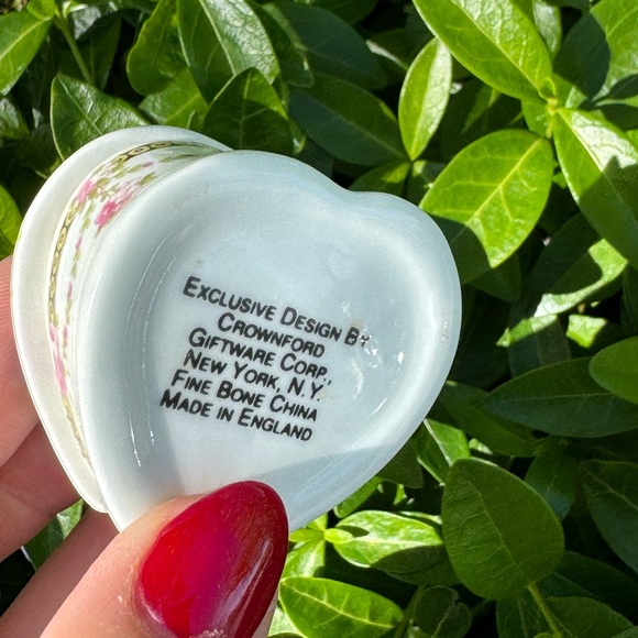 Small floral porcelain made in England heart shaped trinket box - Picture 8 of 15